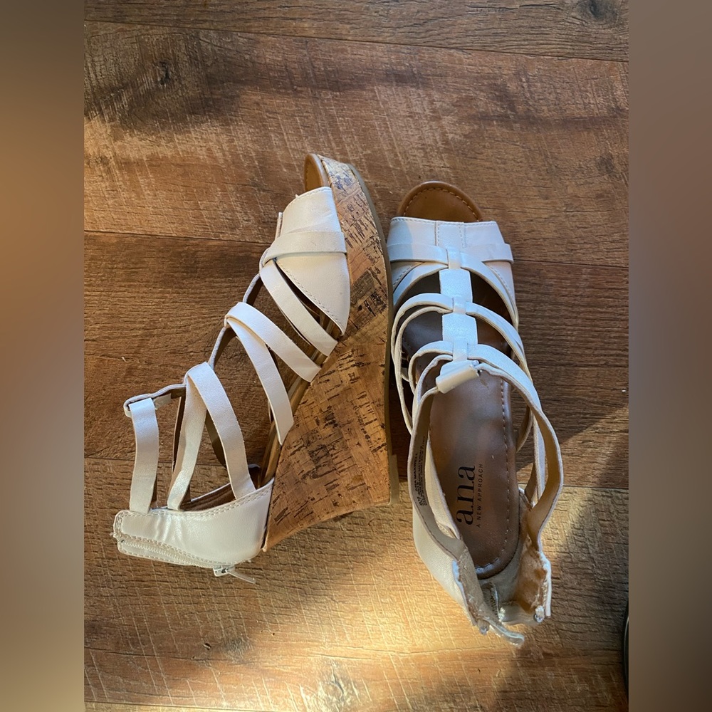 a.n.a White wedges. Size 8!